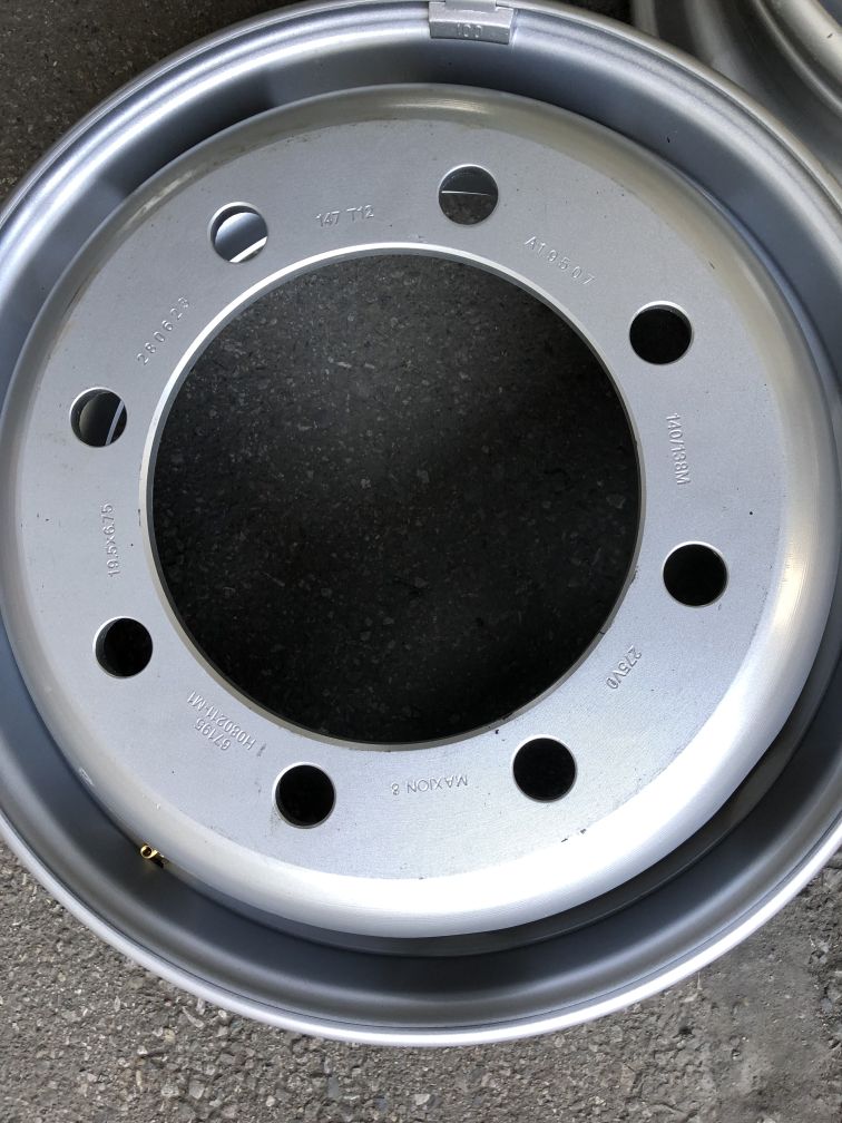 【数量限定特価！/新車外しホイール/中古】 MAXION8 19.5x6.75 8穴 ISO P.C.D 275mm オフセット 147mm【トラック用スチールホイール】