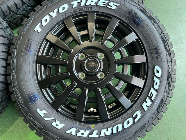 送料無料 4本セット JUNKY'S OVER RIDE ジャンキーズ マットブラック 14インチ 4.5J インセット+43 4穴 PCD100 165/80R14　97/95N LT トーヨータイヤ オープンカントリーR/T ホワイトレター アゲ系 リフトアップ タフト ウェイク ハイゼット 軽トラ