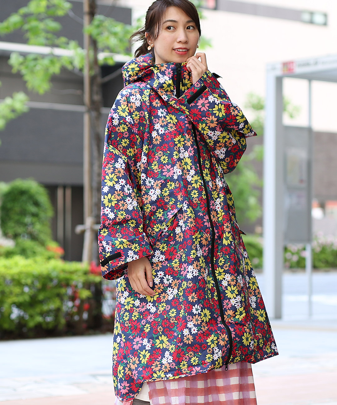 市場 レインポンチョ ジップ アウトドア 撥水 折り畳み 防水 レディース ハイネック レインコート コンパクト フード はっ水 ドローコード