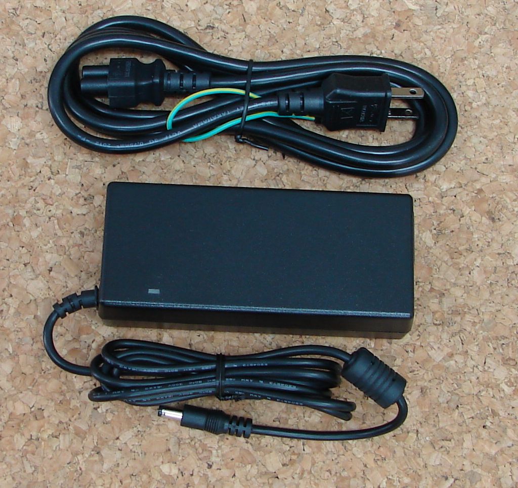 外国で/国内 スイッチング ＡＣアダプタ  STD-1207 12V 7.0 A DC繋ぎ（見て呉れ5.5粍口径2.1粍）（AC有線テレビ1.8ｍ付き添い人）