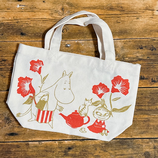 新品　ムーミン　グッディポーチ ムーミンママ　Tea party ムーミンママが主役の新シリーズ “Moominmamma's Tea party”登場