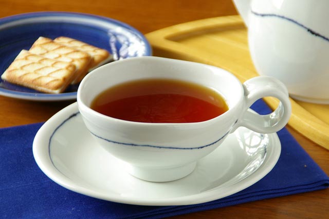 楽天市場 砥部焼 向井窯 白いくねくねティーカップ 砥部焼の和食器 砥部工房 唐草