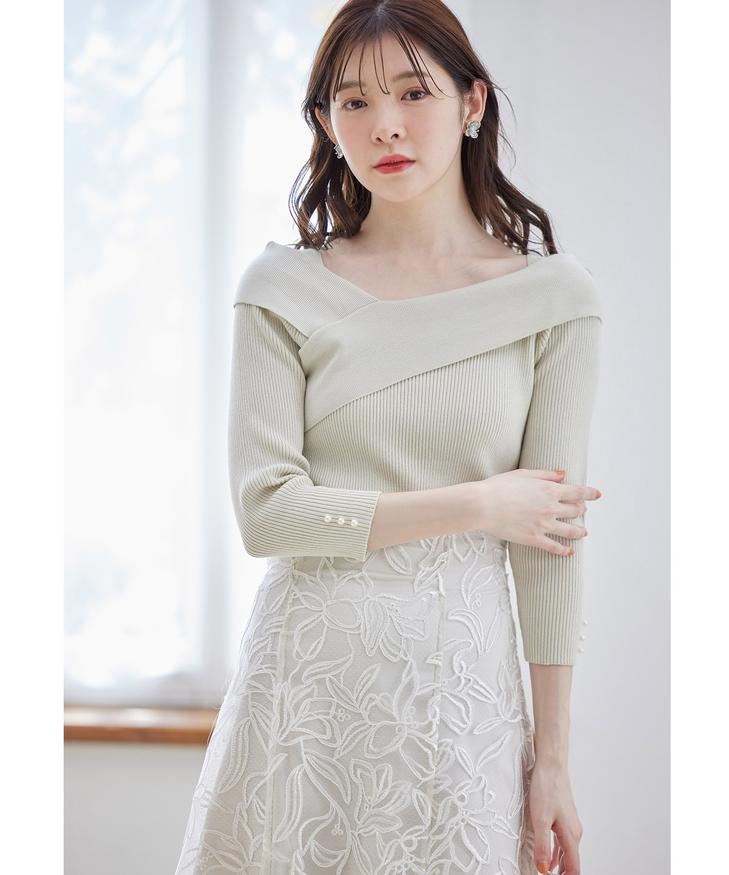 レディ感とセクシーさを併せ持つ袖口パール付きアシメリブニットプル
