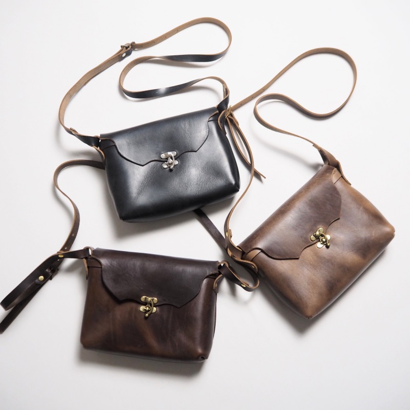 FERNAND LEATHER フェルナンドレザー ショルダーバッグ HORIZONTAL LATCH POUCH (M) / 3カラー