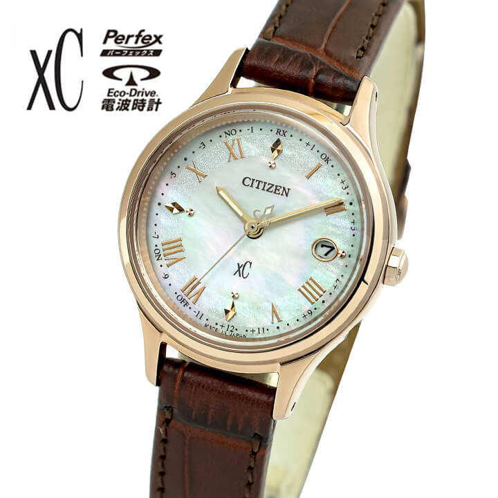 【クリアマルチケース付】【クッキー缶付き】【無料刻印】シチズン クロスシー CITIZEN xC hikari collection ES9497-02D 光発電エコ・ドライブ電波時計 Titania Happy Flight レザー ブラウン ピンクゴールド 国内正規品 レディース 腕時計｜加藤時計店　Gショック店