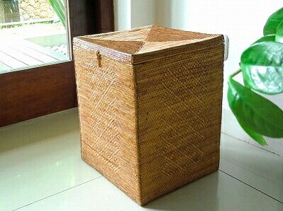 アタ製背が高いボックス席/斜方形飾りつけ【26×26×34ｃｍ】大電気容量 大型 蓋付き添い人 上蓋つき 納めるカゴ 納めるかご 納めるボックス席 かご カゴ 小容れもの 室内装飾 今めかしい 籠 自然的 溜まり場 バリ島 バリ雑貨 アタ生産物 アタ製かご