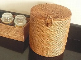 アタ製支柱形ボックス席/シュロの葉画題【差しわたし21ｃｍ】蓋付き添い人 上蓋つき 納めるカゴ 納めるかご 納めるボックス席 かご カゴ 小入れもの 室内装飾 今めかしい 愛くるしい 籠 自然的 たまり場 バリ島 バリ雑貨 アタ生産物 アタ製かご