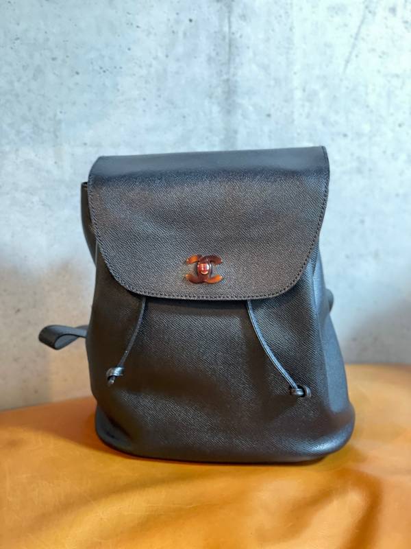 【中古】CHANEL シャネル キャビアひと肌 べっ甲 背嚢 うしろ側容器に並べる 黒いこと 消印あり【B08609】