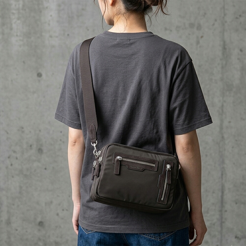 アニヤハインドマーチ ANYA HINDMARCH ショルダーバッグ チョコレート トリプルジップクロスボディ リサイクルパデット CROSSBODY TRIO RECYCLED PADDED 5050925208079 CHOCOLATE [2026AW]｜GRANDE TOKYO