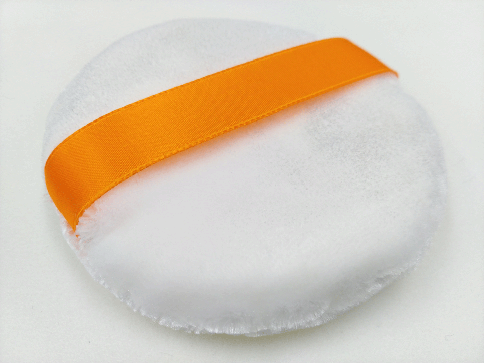 【楽天市場】【日本製・数量限定】フェイスパウダー用パフ直径約95mm材質ポリエステル 毛足4mm生地色：白 リボン色：オレンジ(D130