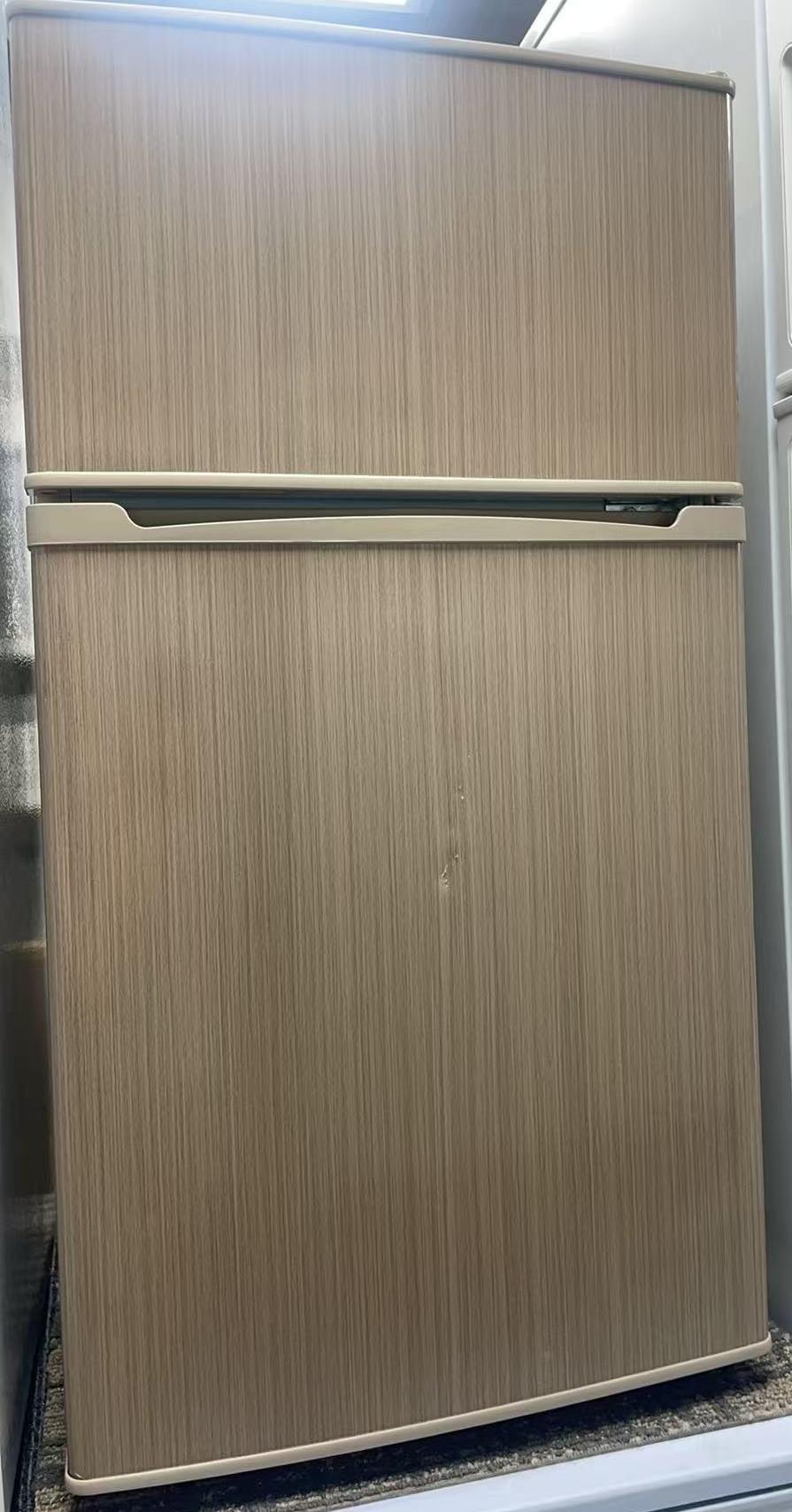 ■2025年製simplus 冷蔵庫 小型 2ドア 90L 家庭用 冷凍庫 一人暮らし オフィス 新生活 2ドア 省エネ 右開き シンプラス SP-90LD2 ウッド色　コンパクト 大容量 シンプル 温度調整可 静音 東京都23区送料無料 中古冷蔵庫　中古家電　一人暮らし　中古