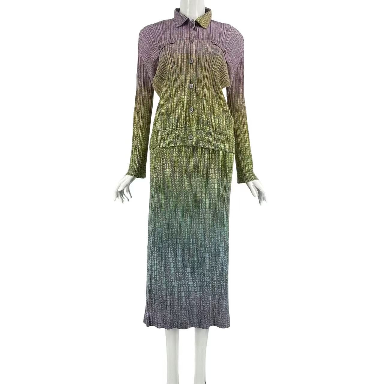 新品負けず劣らず PLEATS PLEASE ISSEY MIYAKE 筋目プリーズ イッセイミヤケ PP61-JD623 セットアップ 上衣 スコート 文字記号柄 うつり変わり マルチ色つや