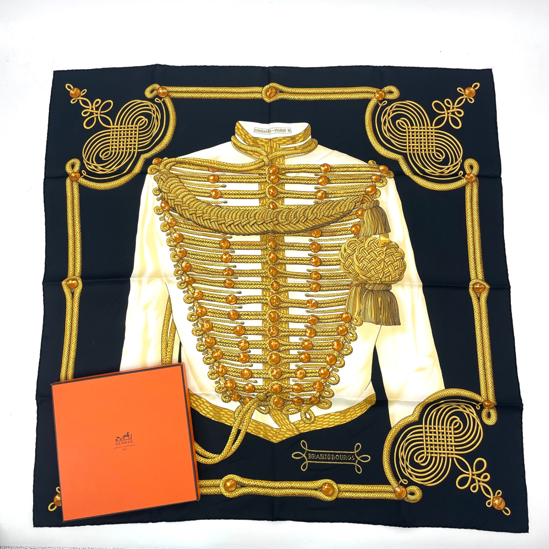 極美品 HERMES エルメス カレ90 BRANDEBOURGS ブランデンブルク飾りつけ えり巻き 絹地 黒いこと 箱付き添い人