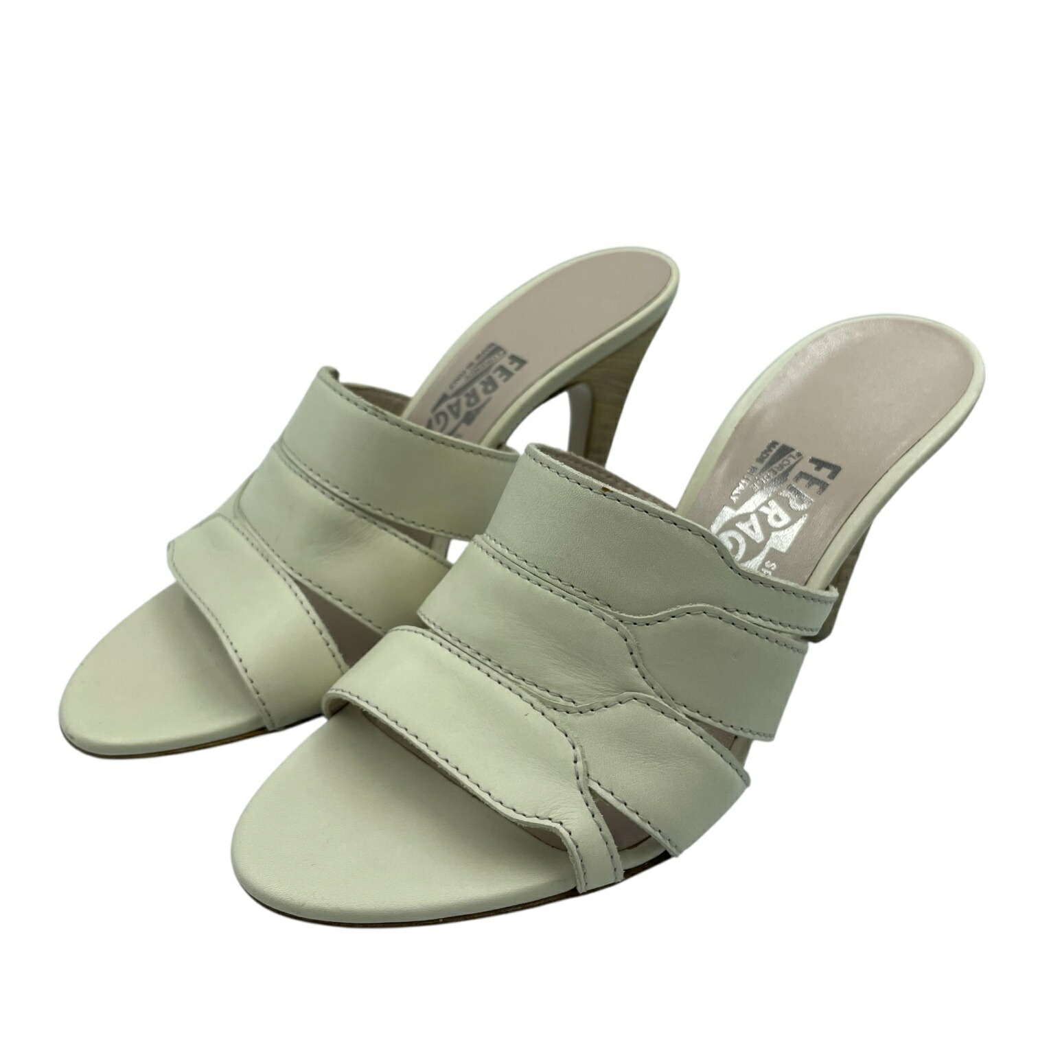 未当て嵌める品  Salvatore Ferragamo フェラガモ サンダル なめし革 白いこと 大きさ36.5