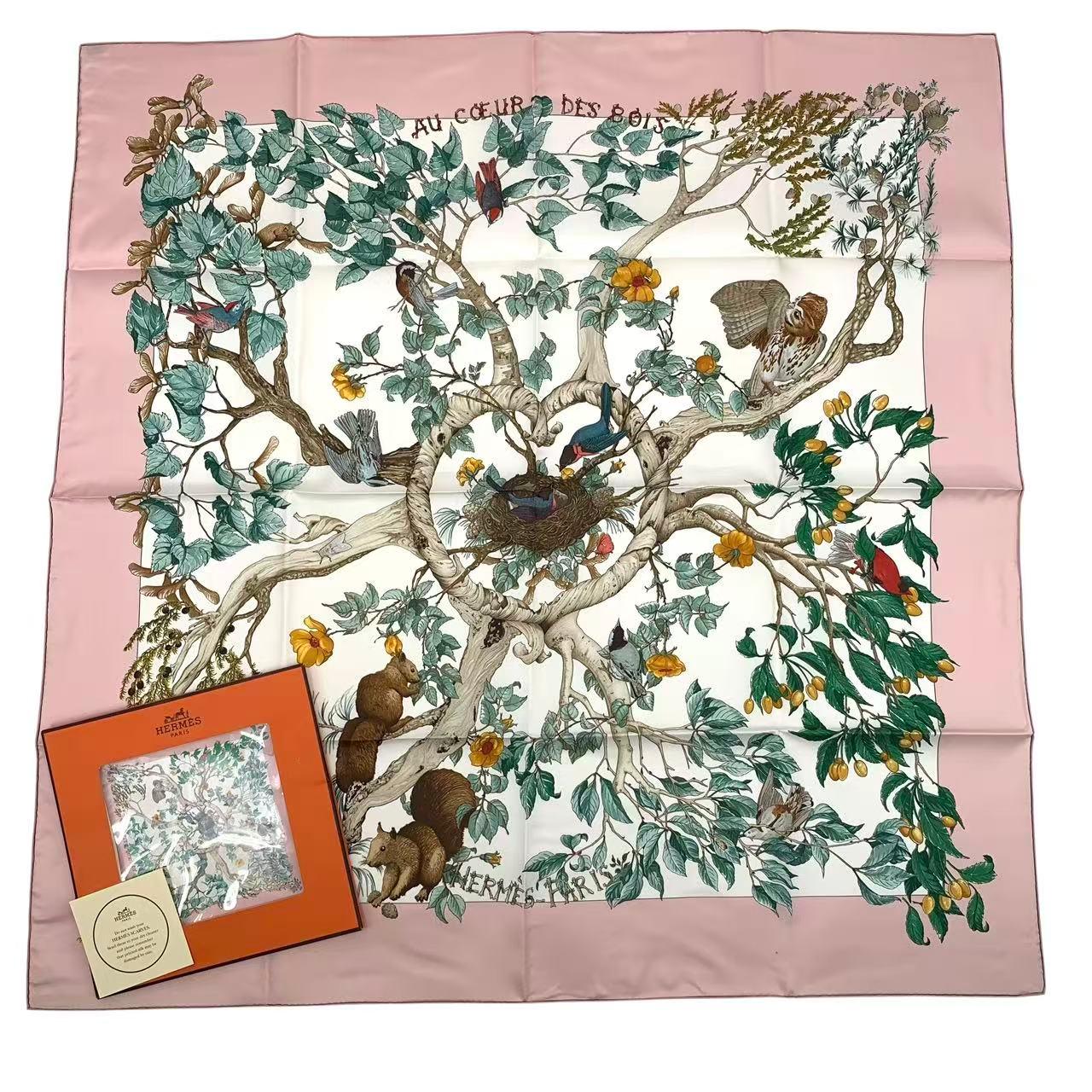 未当て嵌める品 HERMES エルメス カレ90 えり巻き 金 COEUR DES BOIS 森の中で 地絹100％ さくら色 箱付き添い人