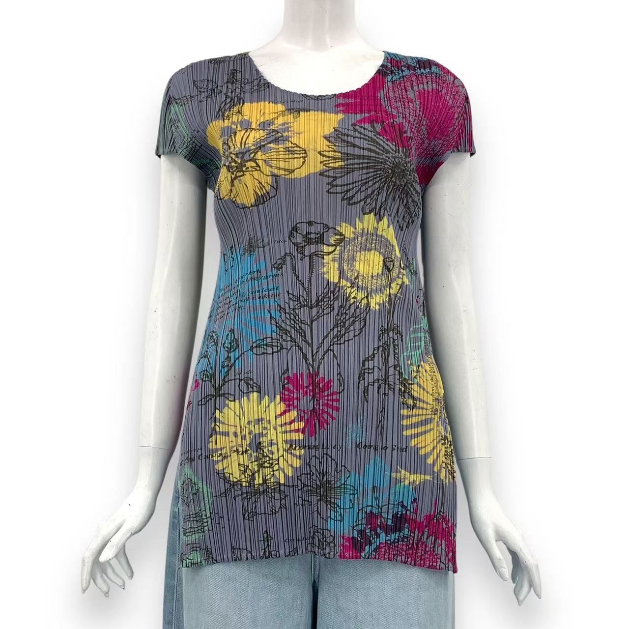 新品同様 PLEATS PLEASE プリーツプリーズ ISSEY MIYAKE イッセイミヤケ トップス Tシャツ 花柄 マルチカラー サイズ3|Tokyo Vintage Brand