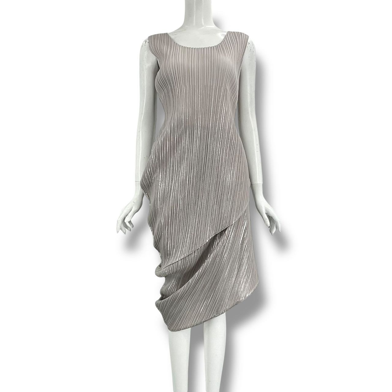 新品負けず劣らず ISSEY MIYAKE イッセイミヤケ PLEATS PLEASE 筋目プリーズ セットアップ 不対称的ひな形 カットソー スコート 薄墨色 大きさ3