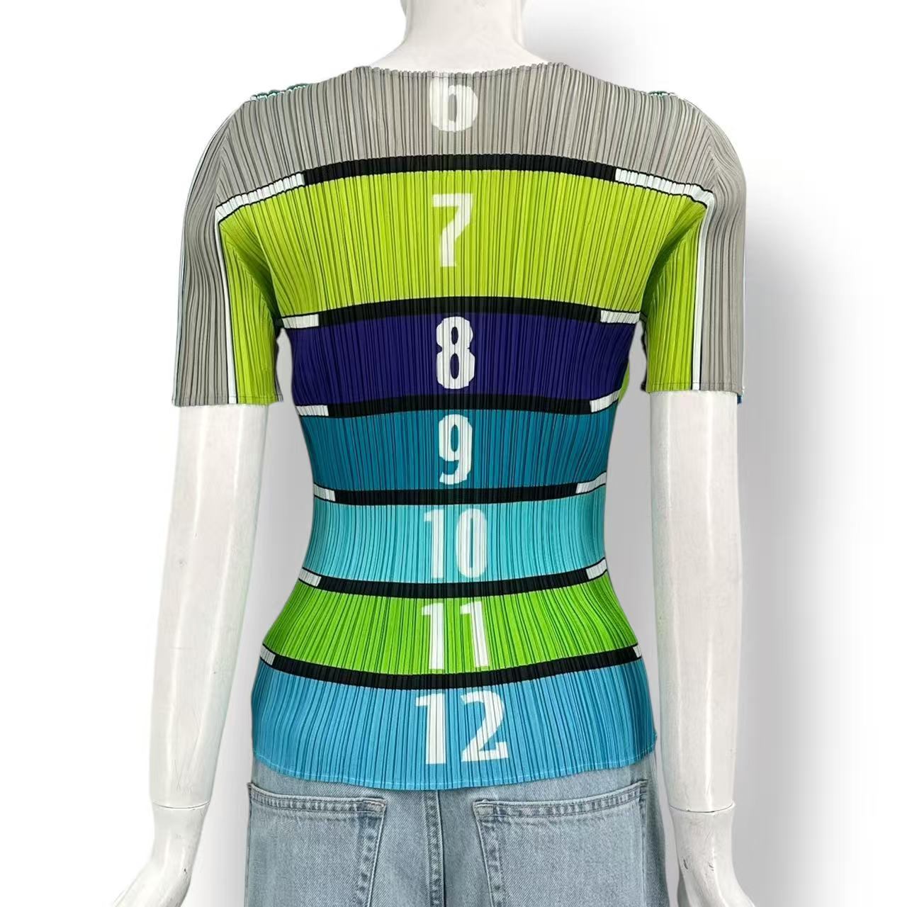 新品負けず劣らず ISSEY MIYAKE イッセイミヤケ PLEATS PLEASE 筋目プリーズ トップス マルチ色つや 大きさ4