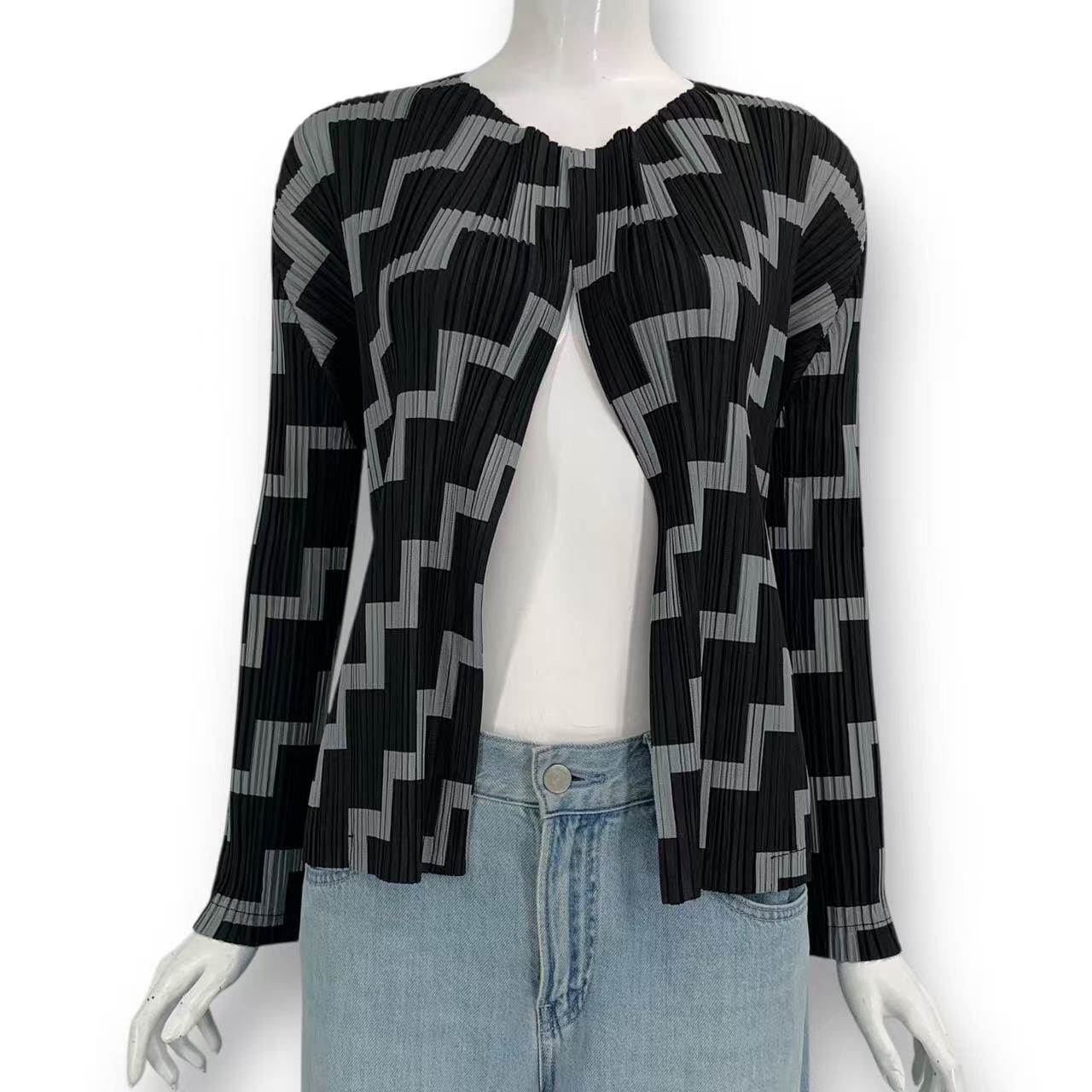 新品負けず劣らず ISSEY MIYAKE イッセイミヤケ PLEATS PLEASE 筋目プリーズ ジレー 幾何学学柄 黒いこと 大きさ3