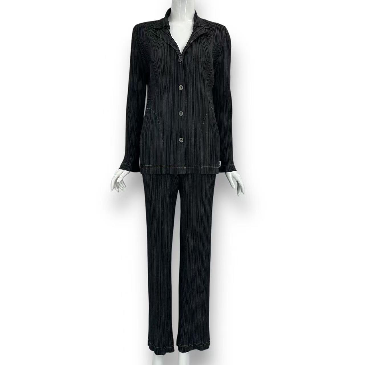 極美品 ISSEY MIYAKE イッセイミヤケ PLEATS PLEASE 筋目プリーズ セットアップ 上衣 ズボン下 ジーンズ書き換える 薄墨色 大きさ3