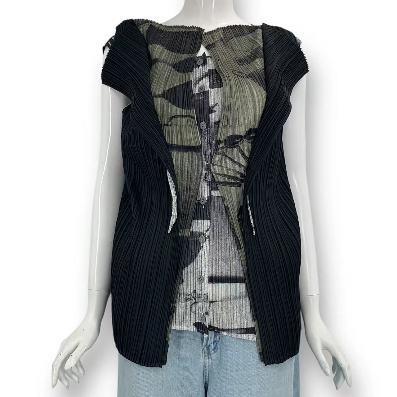 極美品 ISSEY MIYAKE イッセイミヤケ PLEATS PLEASE 筋目プリーズ トップス 限りない 合奏団風 大きさ3