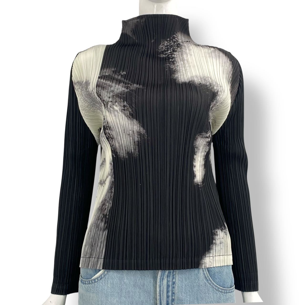 新品負けず劣らず ISSEY MIYAKE イッセイミヤケ PLEATS PLEASE 筋目プリーズ トップス カットソー 総柄 黒いこと X 白いこと 大きさ3