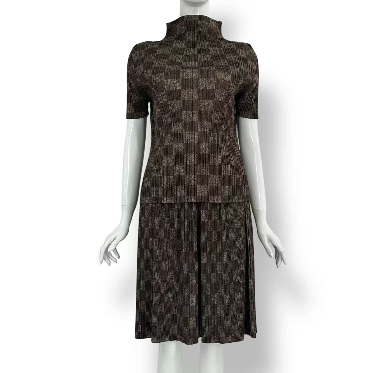 新品負けず劣らず ISSEY MIYAKE イッセイミヤケ PLEATS PLEASE 筋目プリーズ セットアップ トップス カットソー スコート 読み合わせる 大きさ3 赤銅色