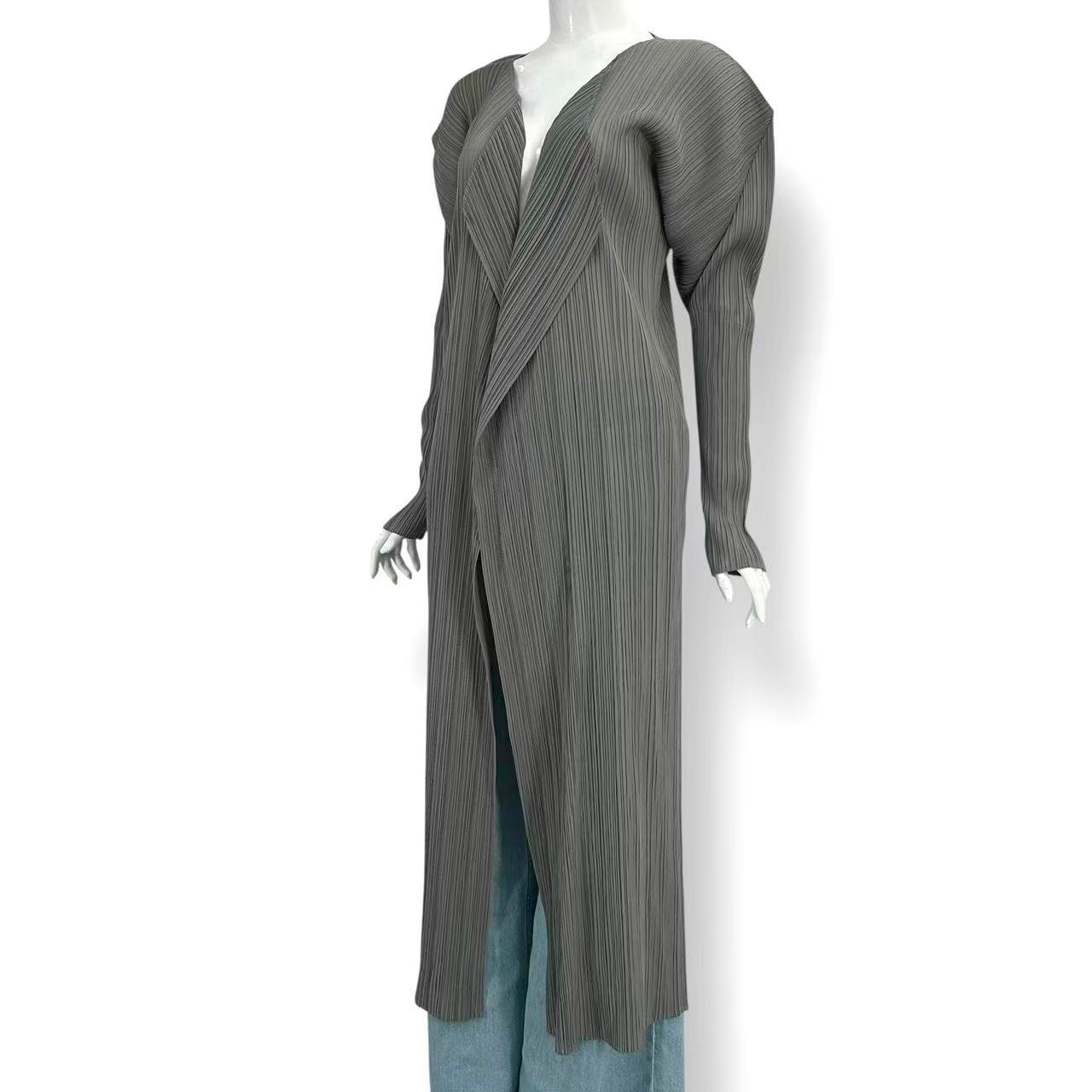 新品負けず劣らず ISSEY MIYAKE イッセイミヤケ ロングジレー 薄墨色 大きさ L