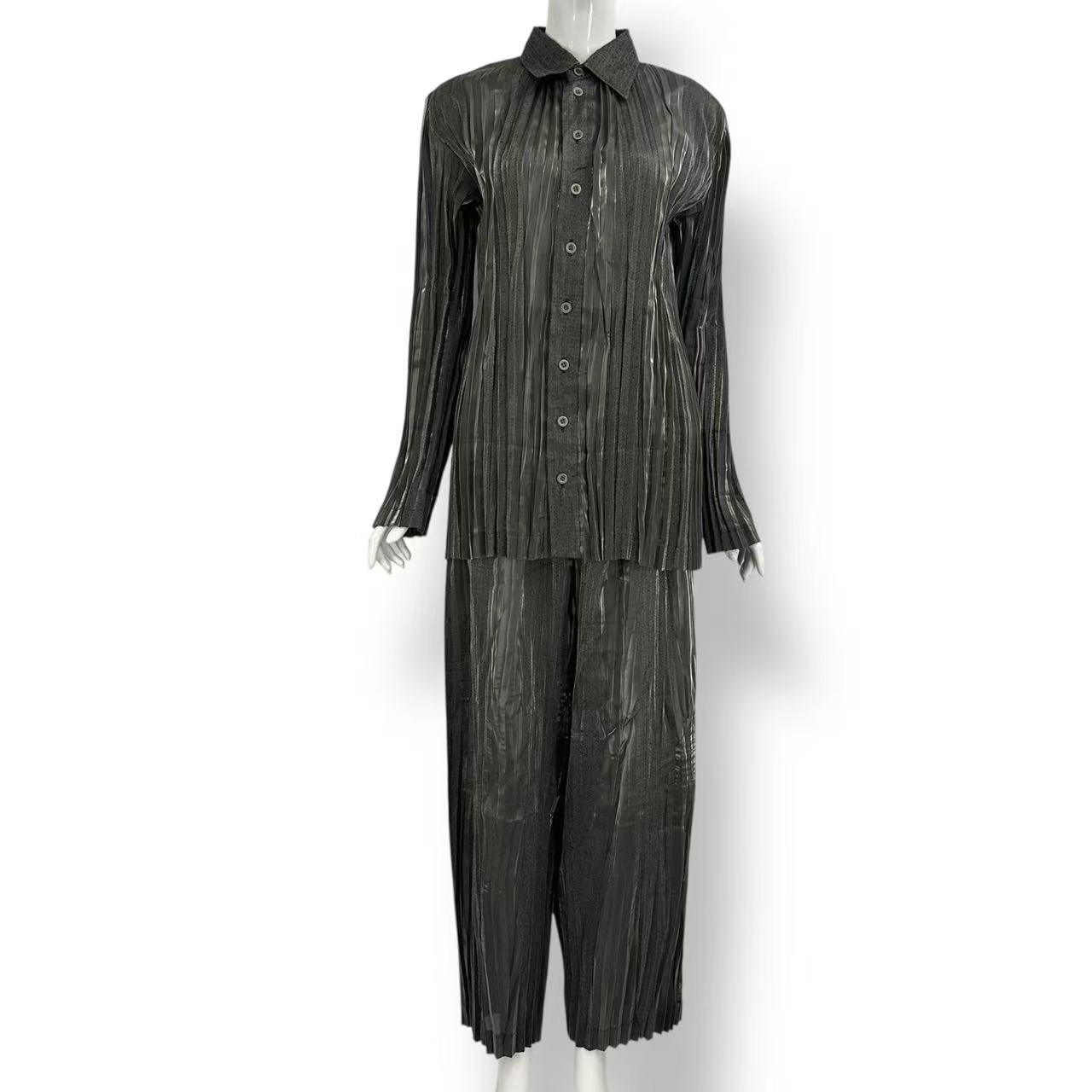 極美品 ISSEY MIYAKE イッセイミヤケ PLEATS PLEASE 筋目プリーズ セットアップ 上衣 ズボン下 シャイニー 薄墨色 大きさL