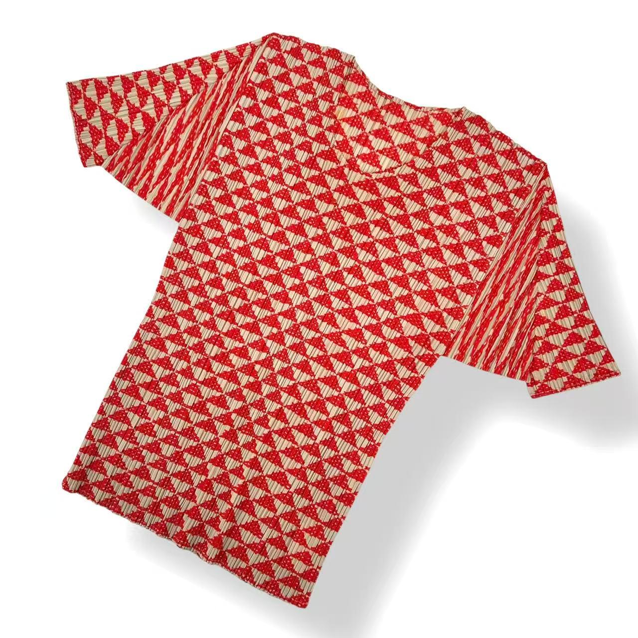 新品負けず劣らず ISSEY MIYAKE イッセイミヤケ PLEATS PLEASE 筋目プリーズ カットソー 総柄 大きさ3 赤いこと