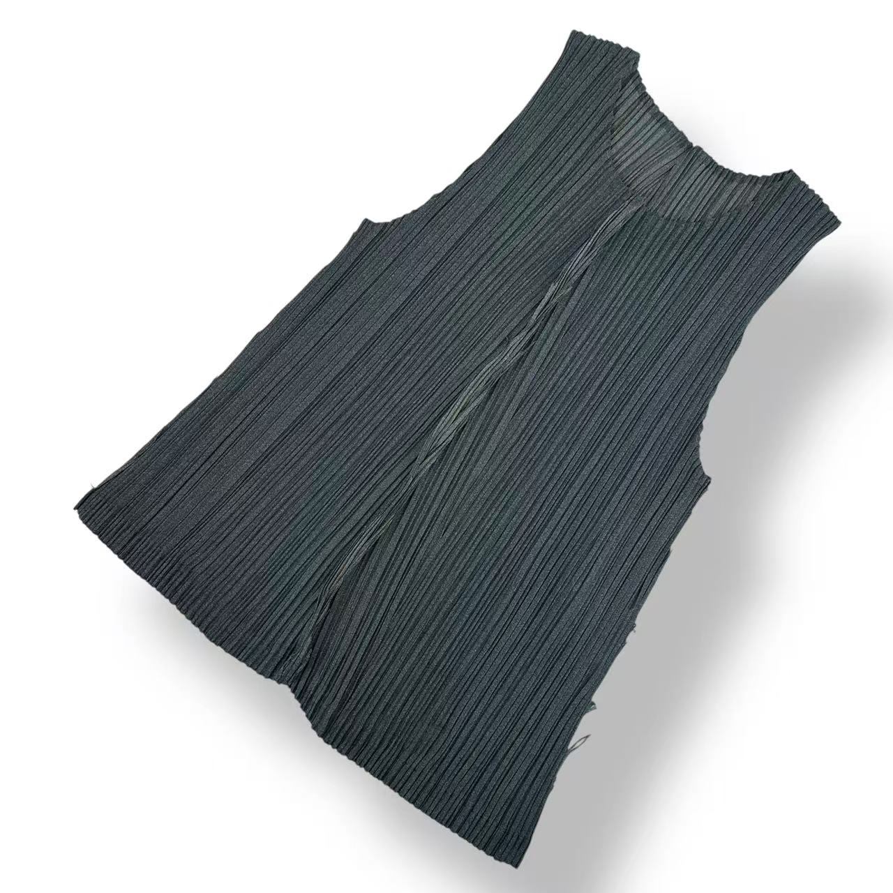 極美品 ISSEY MIYAKE イッセイミヤケ PLEATS PLEASE 筋目プリーズ より良い 薄墨色 大きさ3