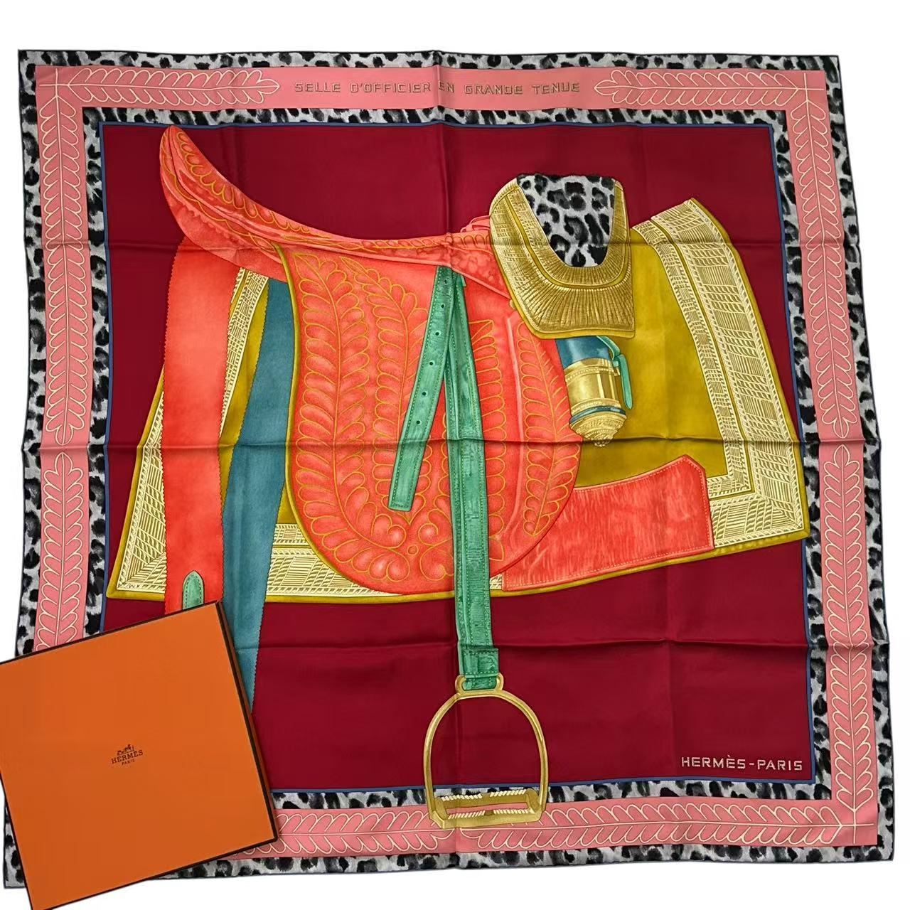 新品負けず劣らず HERMES エルメス カレ90 地絹 えり巻き Selle d\u0027Officier en Grande Tenue 将校鞍の礼装 赤いこと