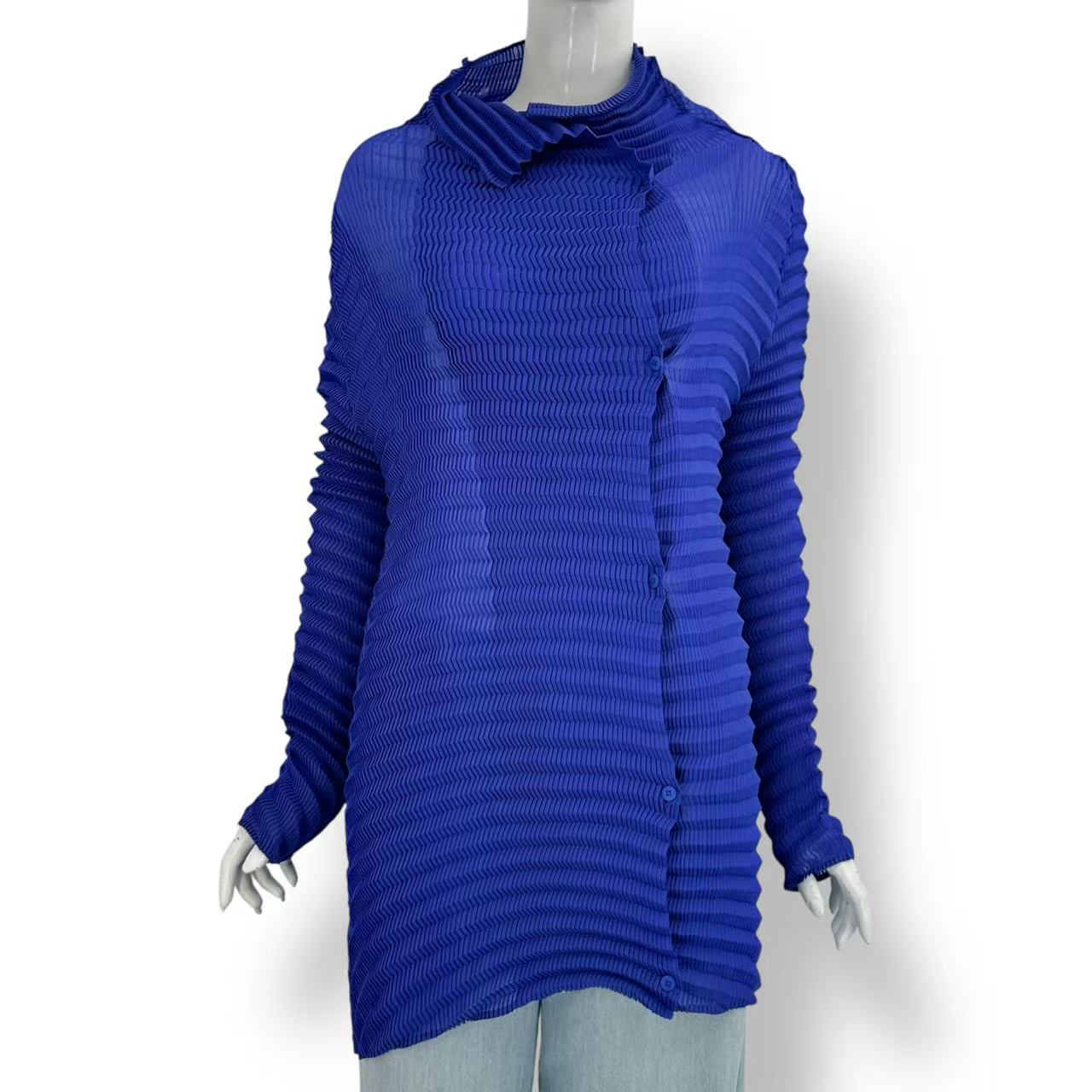 新品負けず劣らず ISSEY MIYAKE イッセイミヤケ ジレー トップス 青み 大きさ2