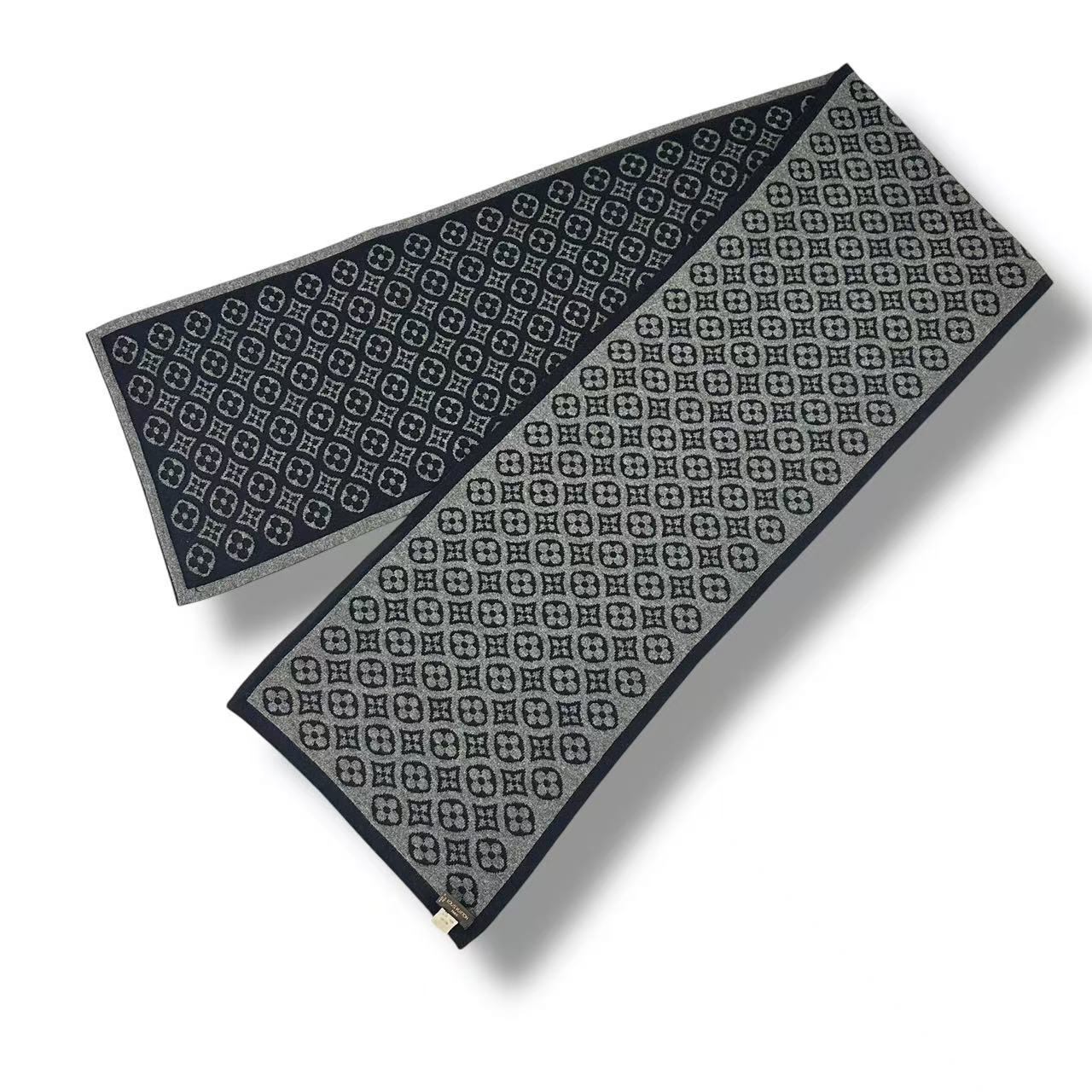 極美品 LOUIS VUITTON ルイヴィトン 消音装置 エシャルプ・スキー M71953 モノグラム カシミール 黒いこと