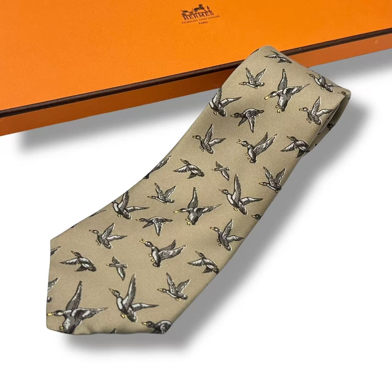 未使用品 HERMES エルメス ネクタイ シルク ロゴ 総柄 ベージュ 箱付き｜Tokyo Vintage Brand
