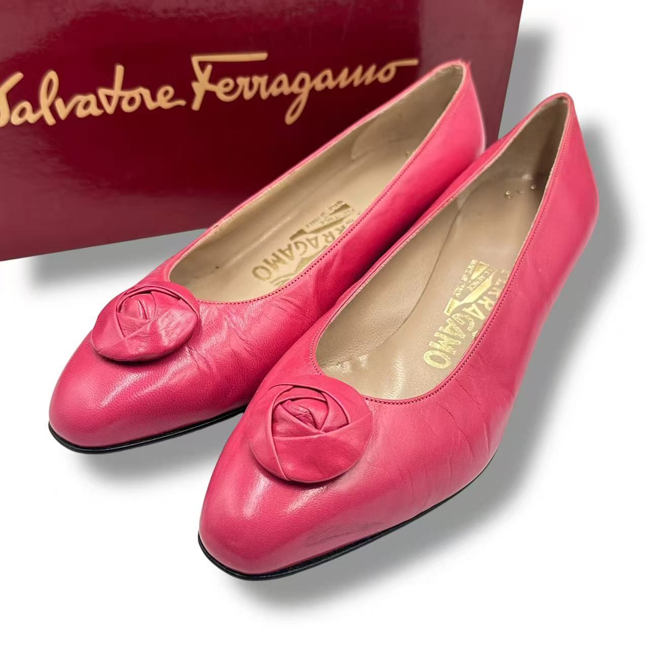 未当て嵌める品 Salvatore Ferragamo サルヴァトーレ・フェラガモ パンプス なめし革 ロゴタイプ さくら色 箱付き添い人
