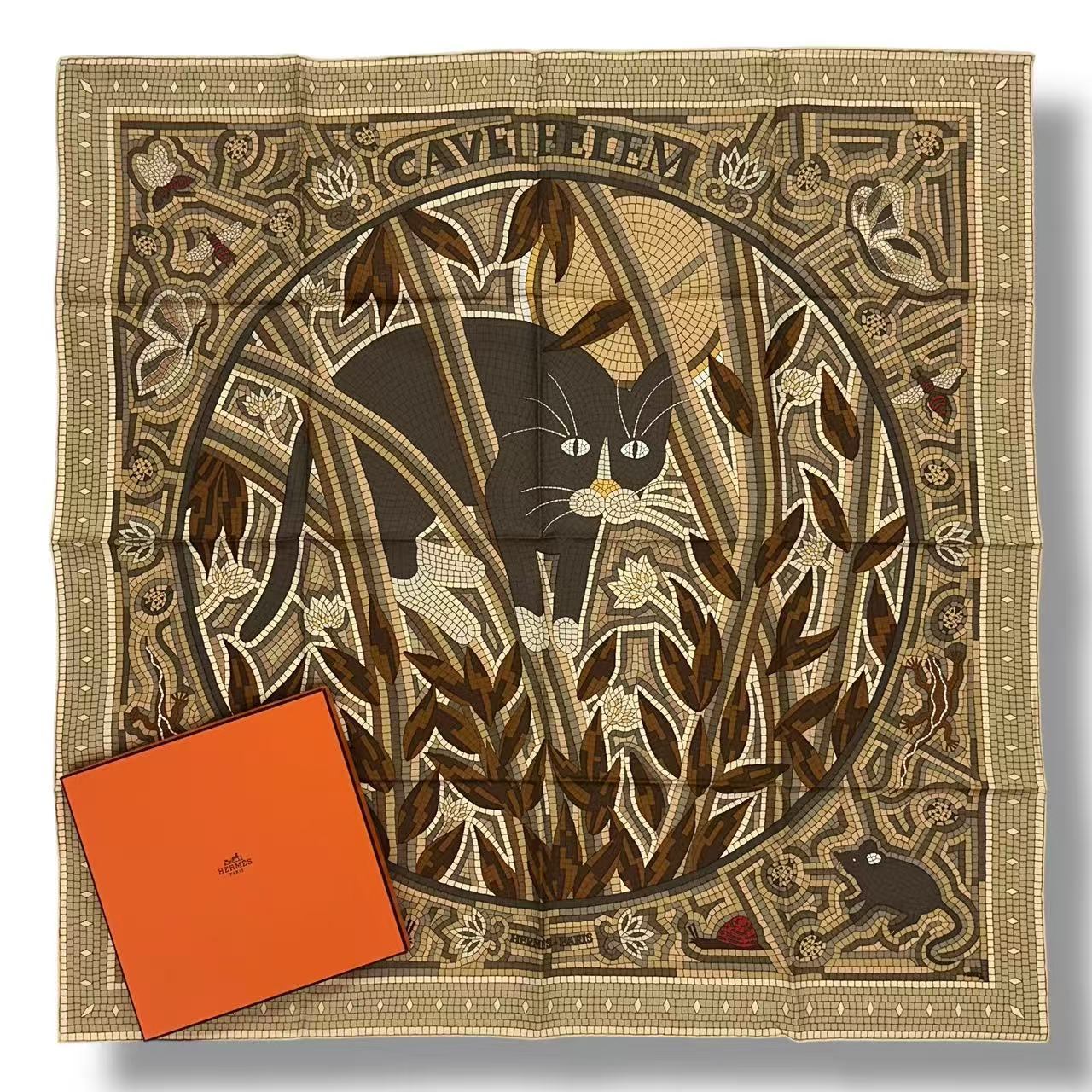 新品負けず劣らず HERMES エルメス カレ90 えり巻き 絹地 CAVE FELEM 猫に忠告の言葉 ベージュ 箱付き添い人