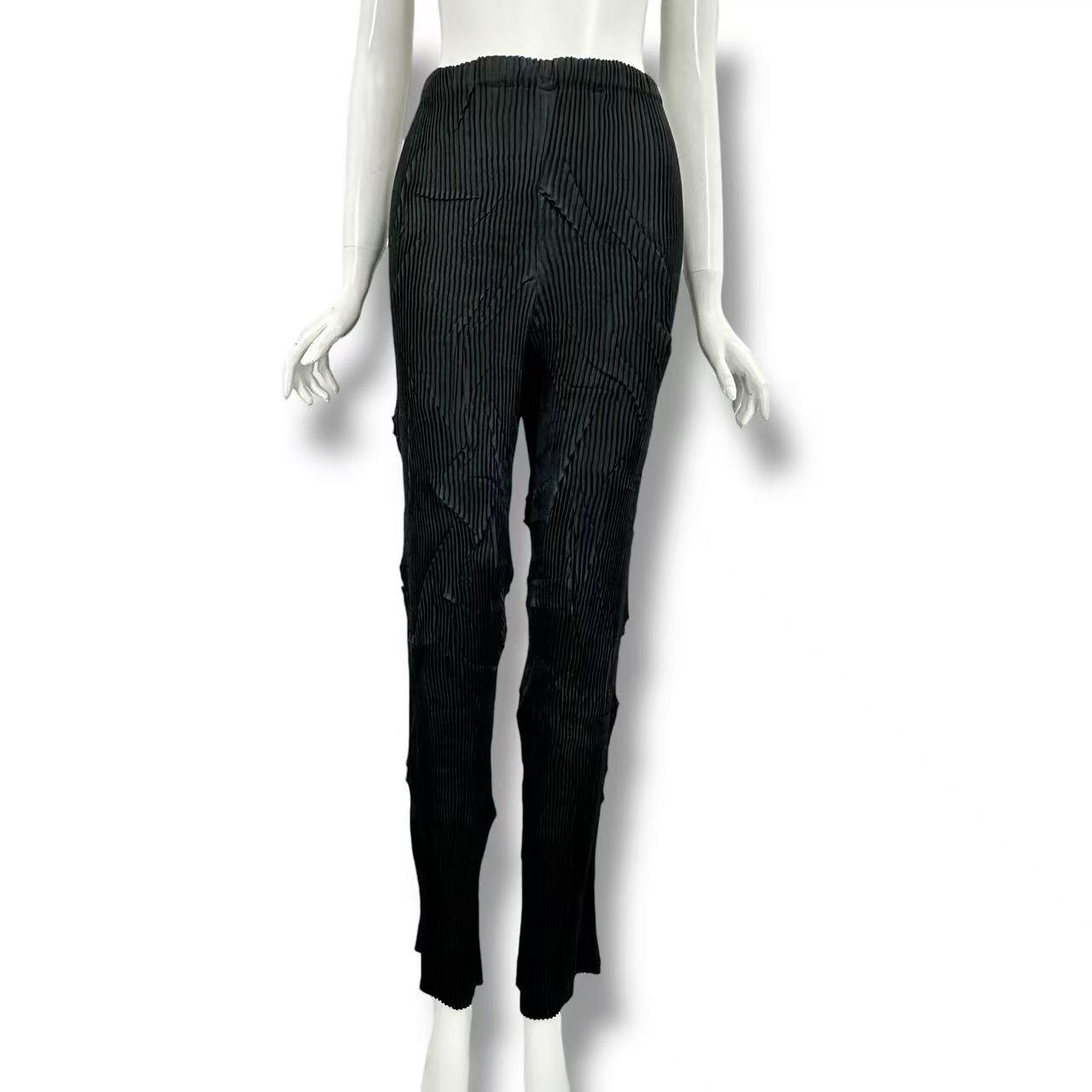 極美品 ISSEY MIYAKE イッセイミヤケ ボトムス パンツ ブラック サイズM｜Tokyo Vintage Brand
