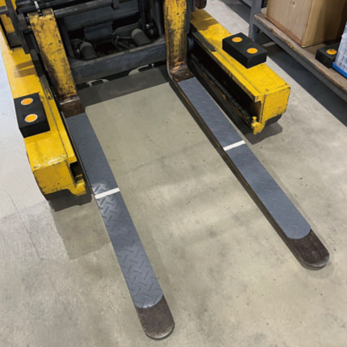 フォークマグマット 2m フォークリフト爪マグシートスベリ打ち切り天然ゴム引っ敷き 7t×100w×2m アラオ AR-1393 1仕掛ける（2枚）
