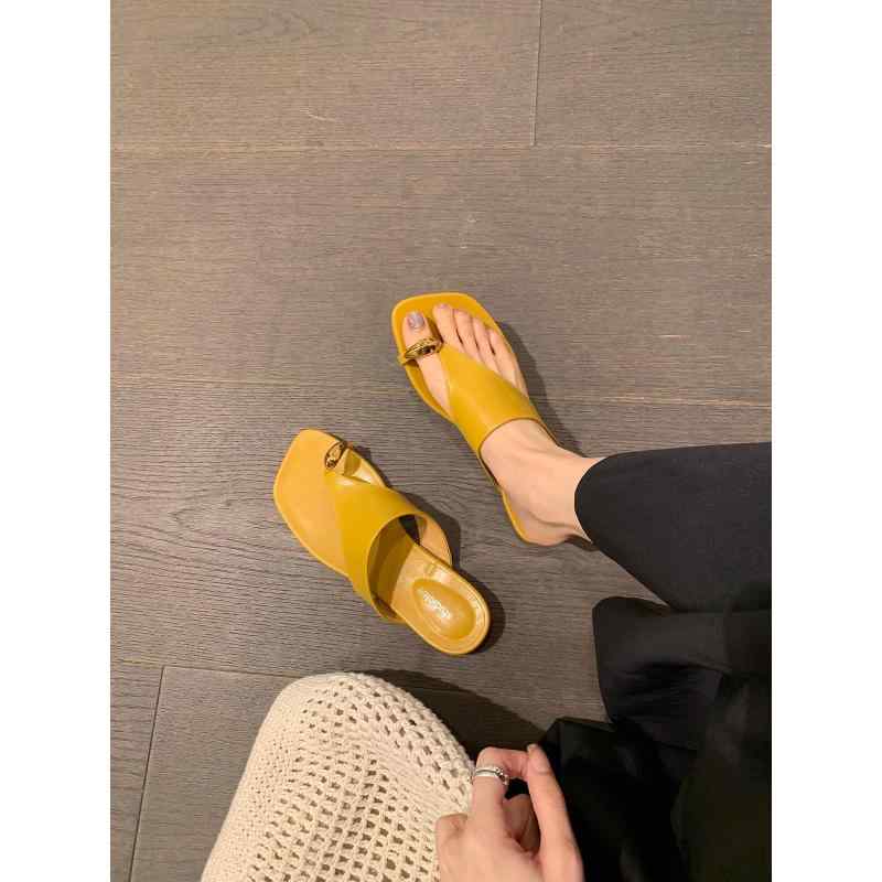 サンダル レディース 女性用 夏 レザー 本革 ローヒール フラット ぺたんこ 歩きやすい 履きやすい 金属 スクエアトゥ トングサンダル 白 ホワイト 黄色 イエロー 茶色 ブラウン 黒 ブラック 滑り止め 普段使い