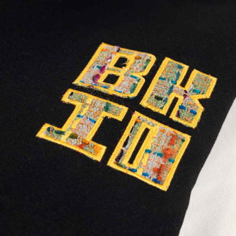 { "result": "レディース 刺繍 野球ジャケット コート 秋冬 街頭風 ミックス素材 ウール混 ポリエステル ワイドシルエット ラグランスリーブ ロングスリーブ ミッドレングス クラシック レトロ アメリカン スタイル 民族風 ワイドフィット