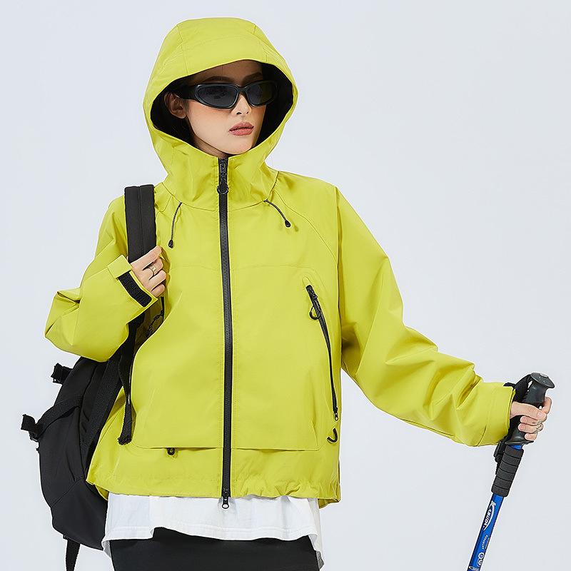 レディース 硬殻 羽?服 ショートジャケット 防水 防風 防?水 フード付き アウトドア 登山服 コーラルフリース 裏地 毛領 ポリエステル 秋香色 紫紅 ブラック 米白 春秋 軽量 通勤 普段使い 伸縮性 吸湿速乾 汎用 女性用 トレッキング ハイキン