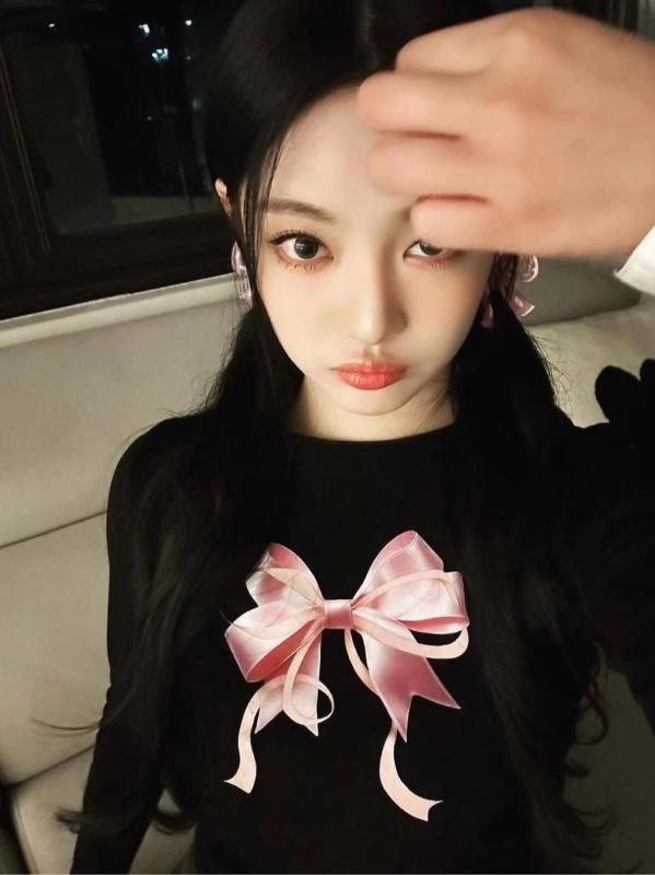 Tシャツ レディース 長袖 トップス 綿 プリント 蝶 春 韓国風 カジュアル ブラック ホワイト ピンク系