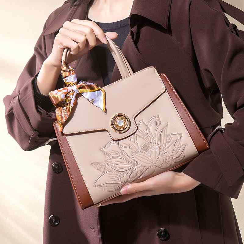 トートバッグ 女性用 中型 刺繍 国風 日常使い PUレザー 横型 方形 ミディアム 硬め シングルショルダー ジップ開閉 ロック ポケット付き 春 ブラウン系 レッド ブラック