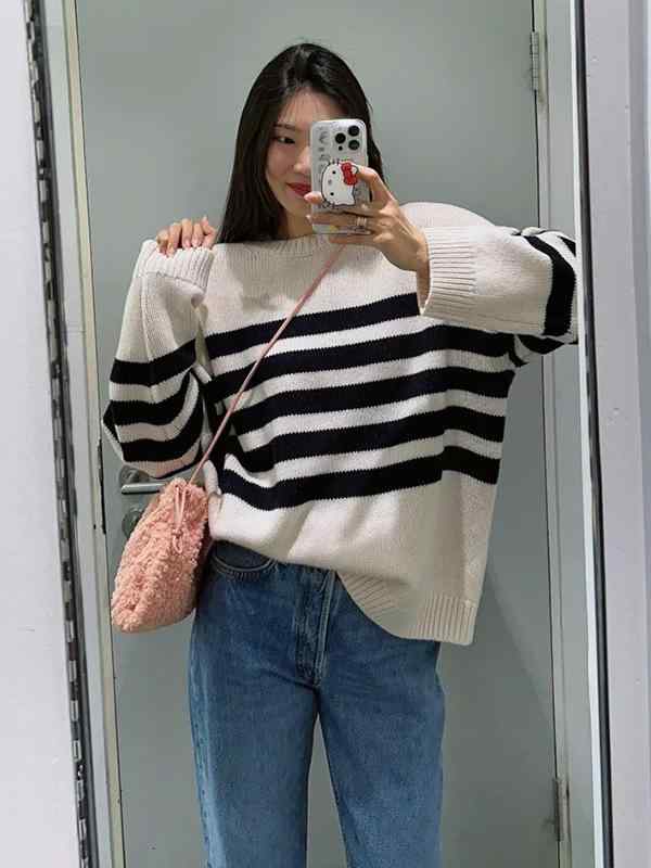 ニットセーター 女性用 ロングスリーブ ラウンドネック ストライプ柄 白 紺 ウール素材 ゆったりシルエット 通勤スタイル 気質 軽量 暖かみ 高級感 秋冬 普段使い トップス セーター 毛糸 柔らかい 暖かい 長袖 ゆったり ストライプ