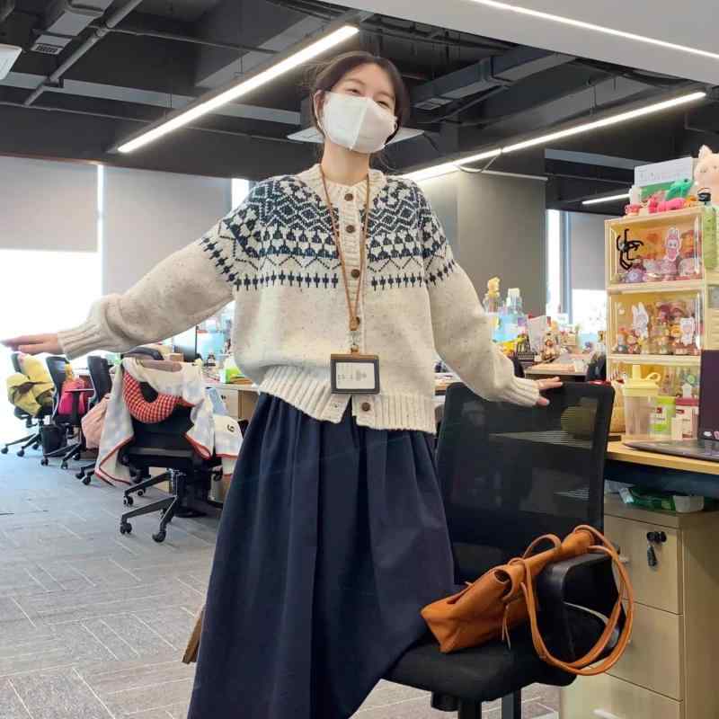 ニット セーター 女性用 秋冬 長袖 ルーズフィット ポロカラー シングルブレスト 厚手 切り替え 杏色 接触冷感 伸縮性 吸湿速乾 普段使い 部屋着 軽量 柔らかい トップス ニットカーディガン 開襟セーター ゆったりシルエット 秋冬アウター