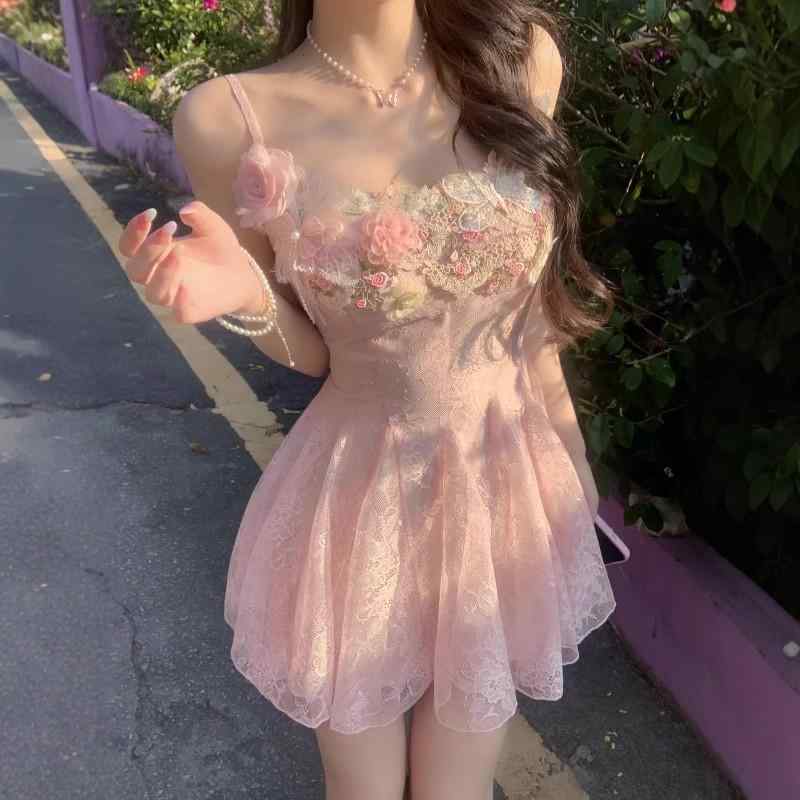 ワンピース レディース 春夏 吊帯 短め Aライン 立体花 網目レース 甘め ピュア ウエストイン スリム かわいい 淡いピンク 街頭 トレンド 女性服 単品 軽やか フェミニン デザイン 花柄 レース素材 日常使い デート 軽量 涼しい スタイル