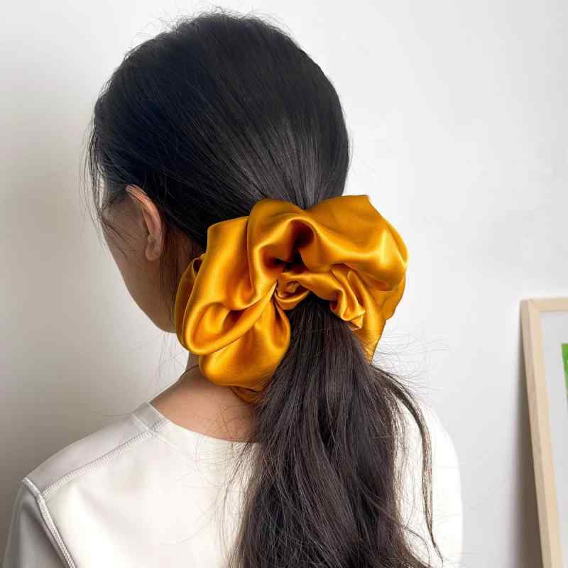 ヘアアクセサリー レディース ヘアゴム 髪飾り シュシュ 大きめ ボリューム シルク風 パール風 ホワイト ブラック きれいめ 上品 かわいい 大人 女性 まとめ髪