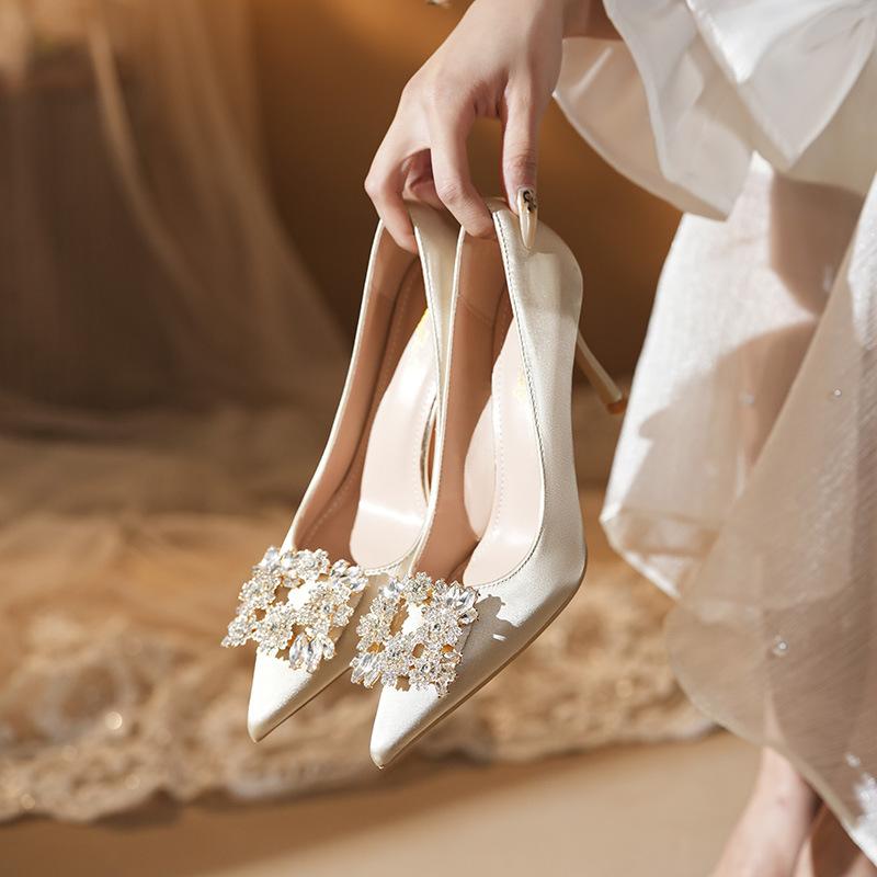 ウェディングシューズ レディース ハイヒール パンプス 結婚式 ブライダルシューズ 披露宴 パーティー 二次会 ポインテッドトゥ シャンパンゴールド サテン ラインストーン ピンヒール かわいい エレガント