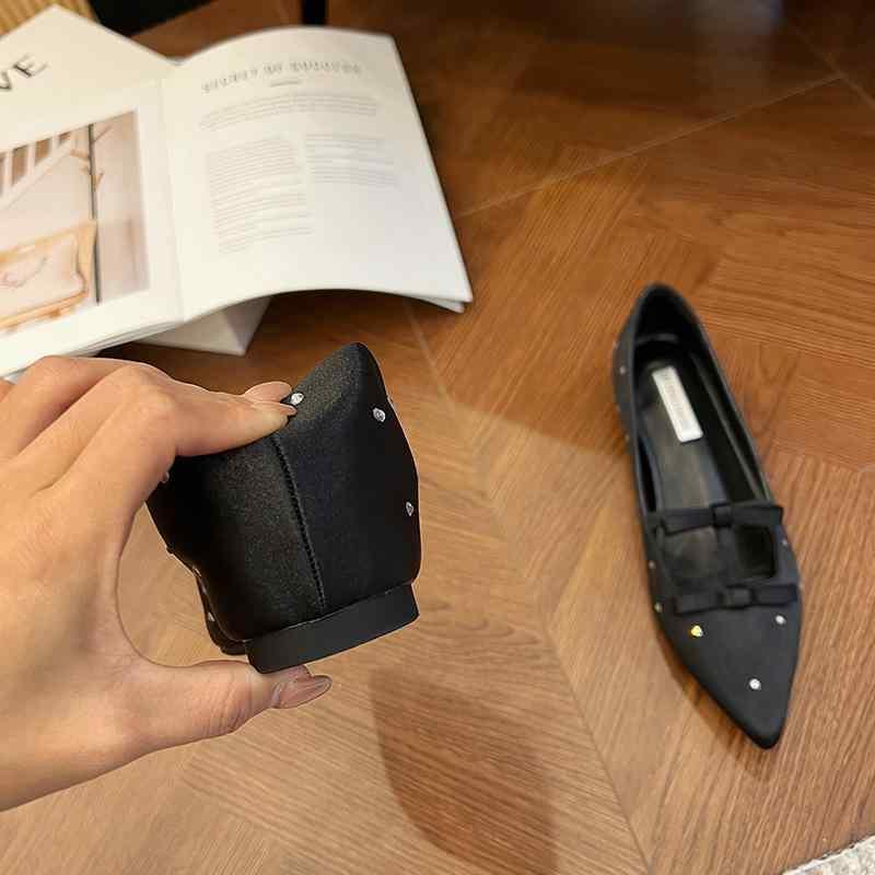 パンプス レディース 内ヒール 3cm～6cm 相当 ぺたんこ靴 フラットシューズ ポインテッドトゥ 蝶々 結び リボン 飾り ラインストーン スリッポン 普段使い お呼ばれ パーティー 春夏秋冬 黒 ブラック 銀 シルバー ピンク